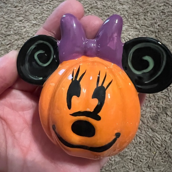 Mickey and Minnie Pumpkin Salt and Pepper Shakers - Picture 3 of 3